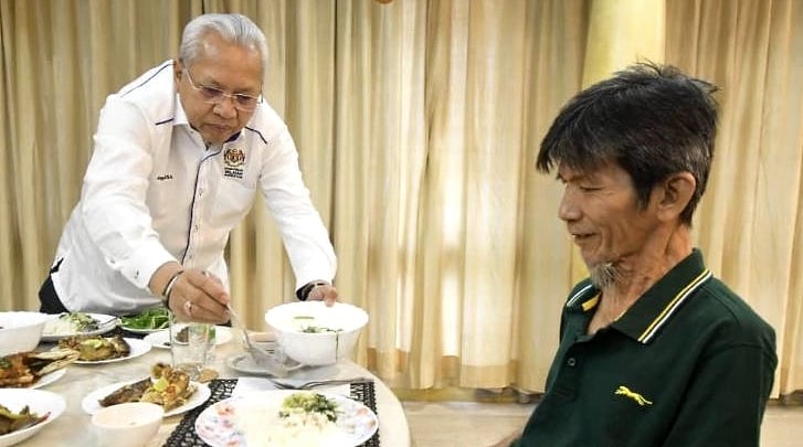 Annuar treats Liang to a sumptuous lunch. SIN CHEW DAILY Annuar treats Liang to a sumptuous lunch. SIN CHEW DAILY