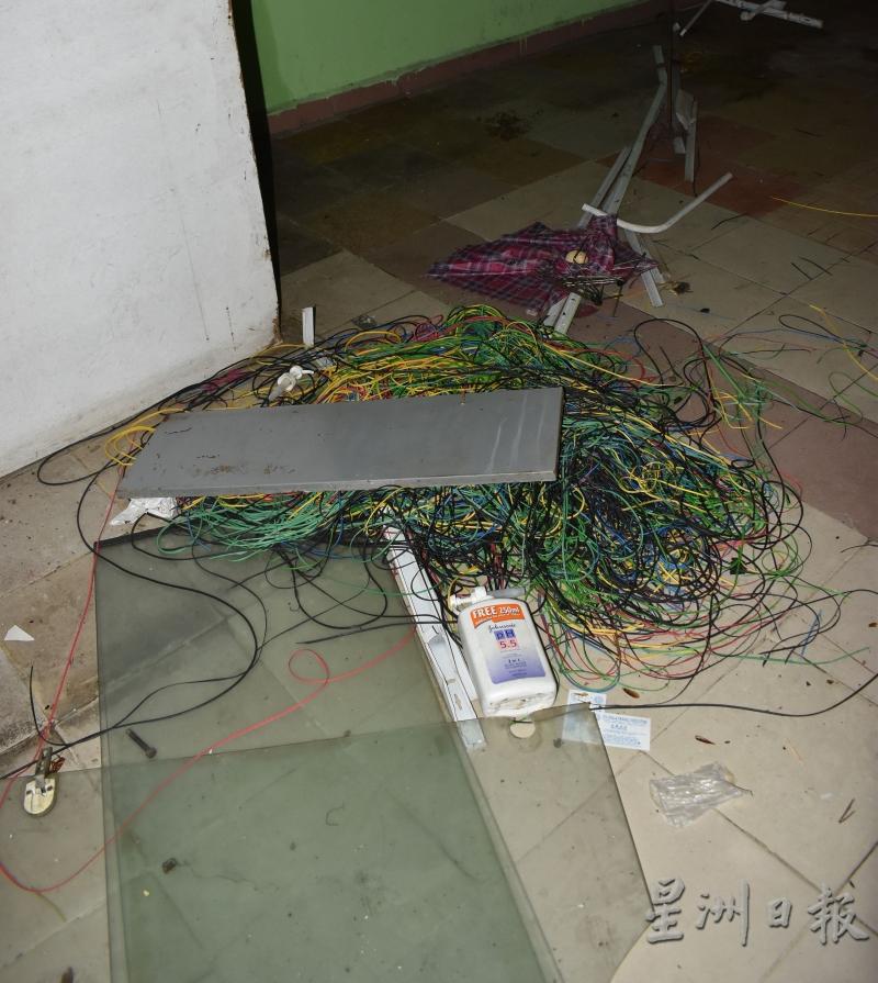 其中一间空单店铺里面发现许多被人拆下的电线。