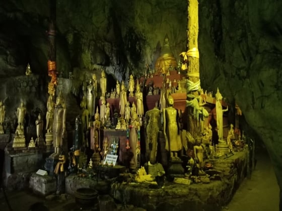 帕乌洞里收藏了许多神像，很多都有损伤，但不能随意丢弃，因此安置在这里，也吸引许多人前来膜拜。