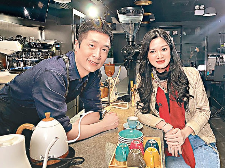 马浚伟与陈少霞于1998年合作TVB剧《鹿鼎记》时认识，相识超过20年。