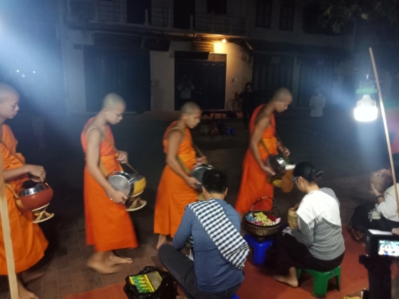 早晨化缘，风雨不改，施比受更为有福。