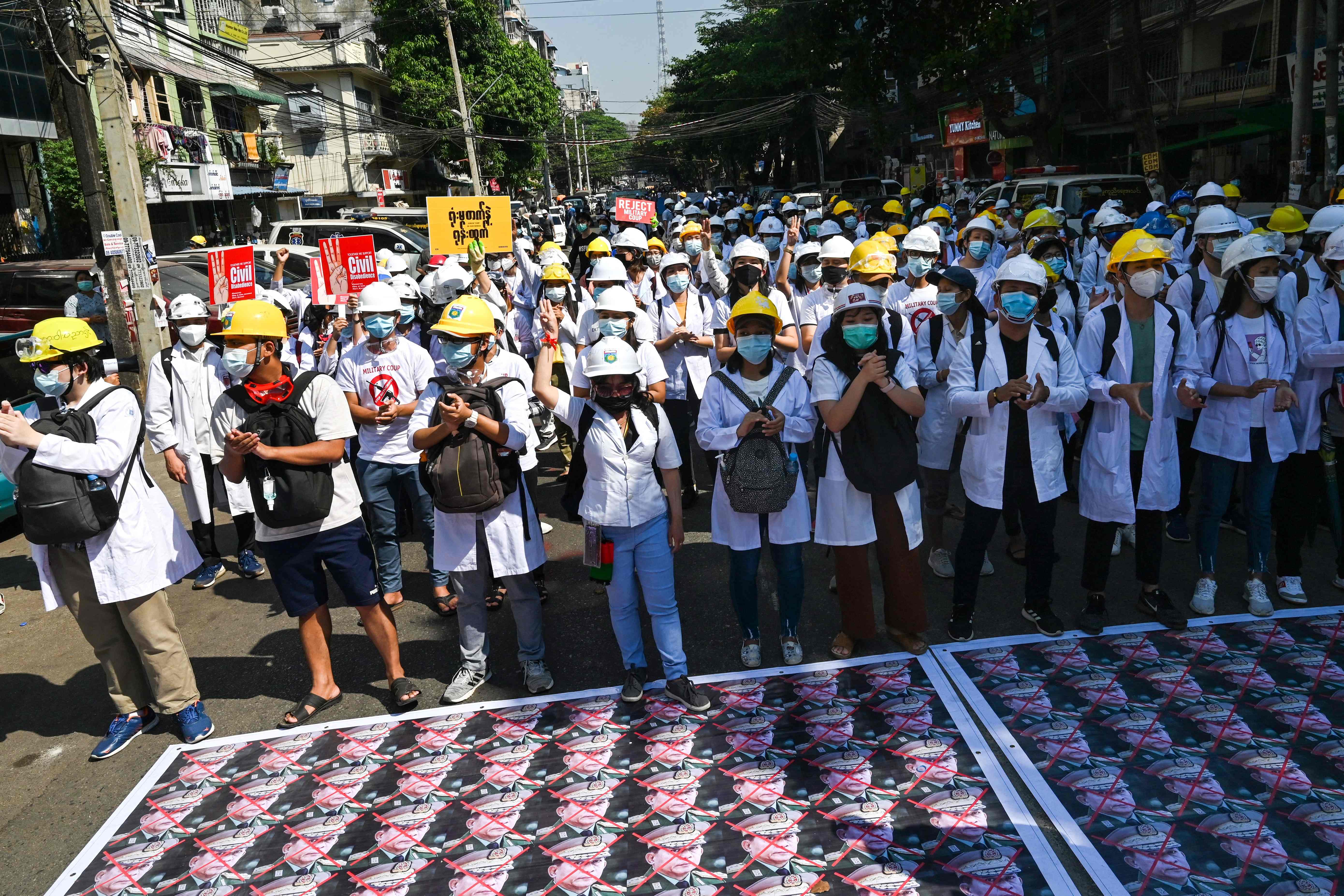 缅甸医护人员和学生周五继续走上仰光街头，参加反军政府政变游行。（法新社照片）