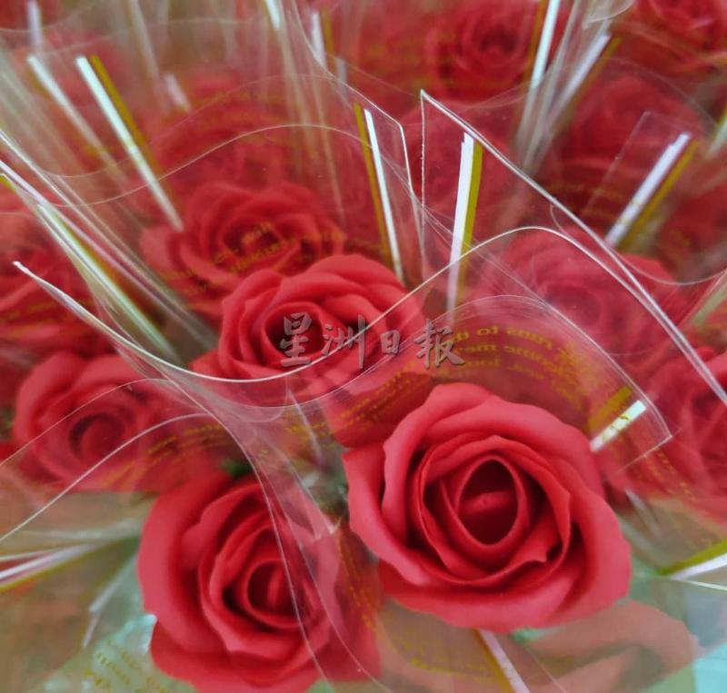 以肥皂片制成的鲜红玫瑰花，不仅美观，还可以用来洗手。