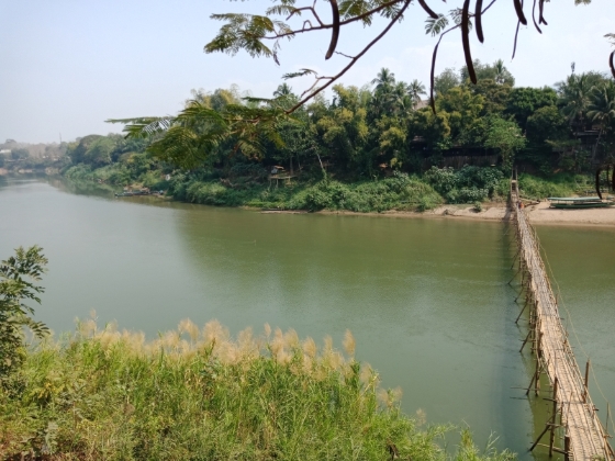 望向湄公河，阵阵凉风迎面吹来，真是享受。