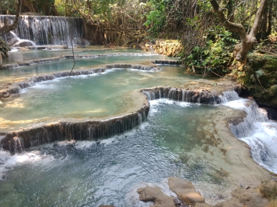 关西瀑布，水流呈现疗愈的碧绿色。
