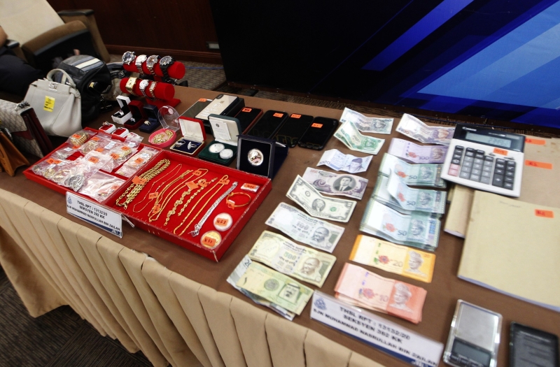 警方在后续行动中起获不少金饰和现款等证物。
