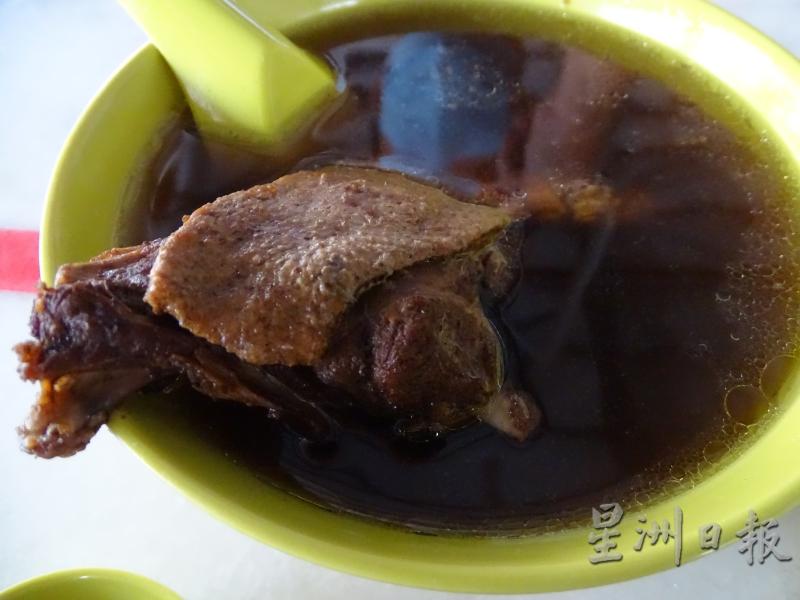 细火慢炖的药材鸭肉汤吸收了鸭肉的精华，入口会有甘甜香味，深获许多人的喜爱。