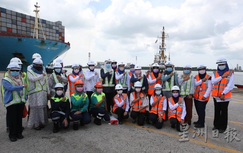 丹绒柏乐巴斯港口有许多可操作吊车的女职员和工程师，丽娜哈仑（中排左六）为她们加油打气。