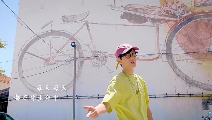 方烱彬藉着新歌《新的一年》MV拍摄，游走当地的壁画及名胜地，宣传槟城之美。