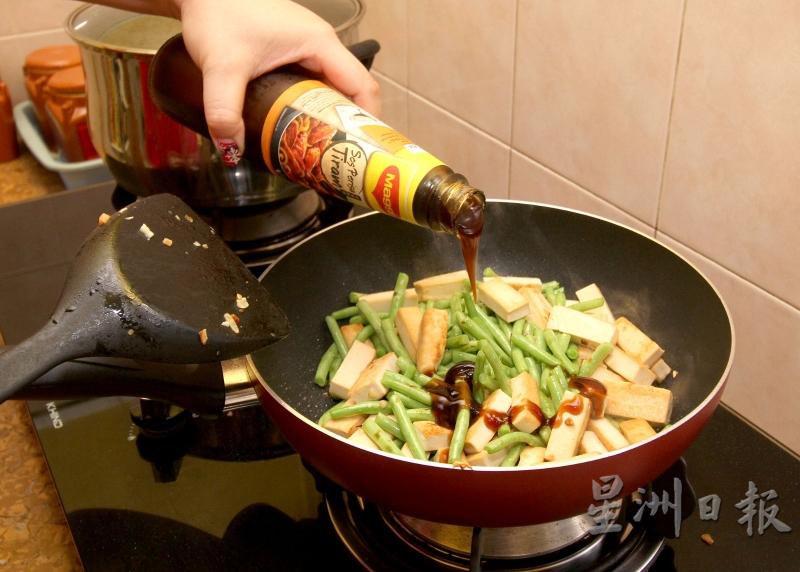 接近炒好后，往食材中加入蚝油、胡椒粉调味，再加些水煮成汁。