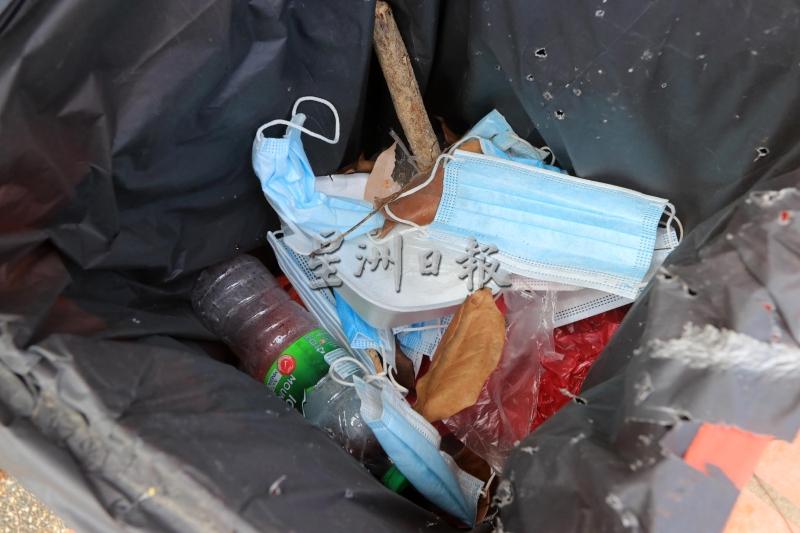 为了照顾环境与清洁工人的风险，公众应将废弃口罩丢到垃圾桶

