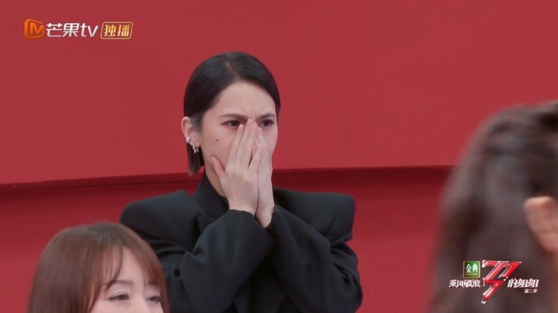 当节目组宣布陈妍希被淘汰，杨丞琳忍不住双手摀脸哭了出来。