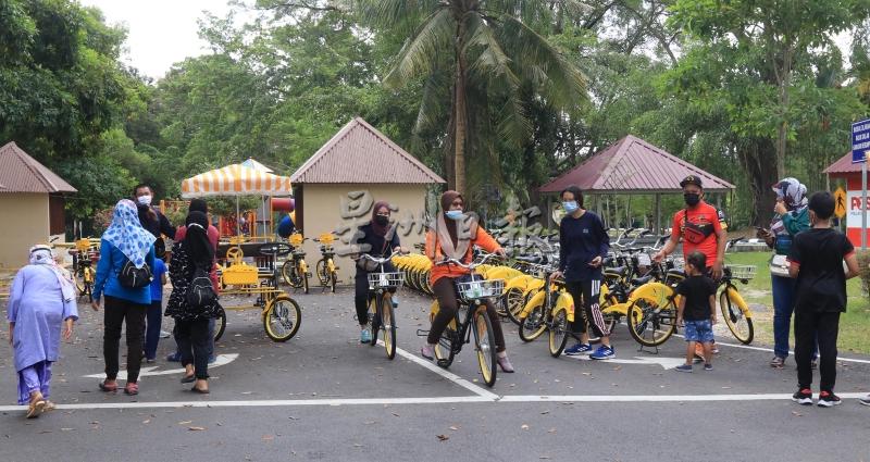 芙蓉皇家山湖滨公园的智慧型休闲脚踏车计划，首个周末迎来不少人潮。

