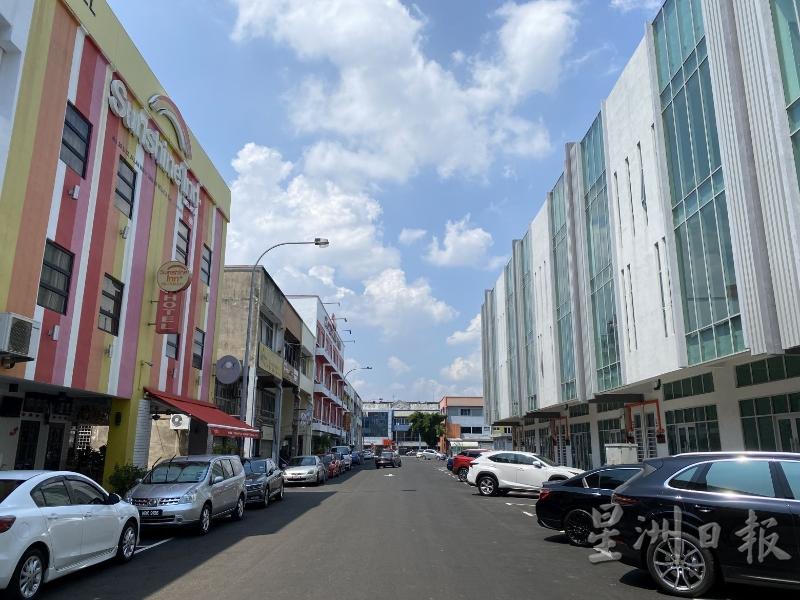 马六甲拉也第15和20路毗邻新商业店区落成后，道路两侧都有商店和停车格。