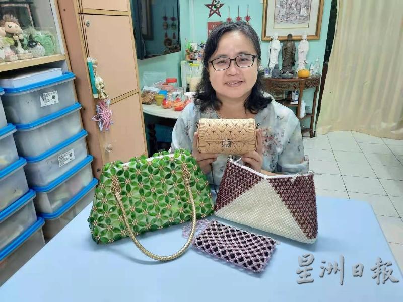 杨爱玲制作网格包、泫雅包、串珠包义卖。