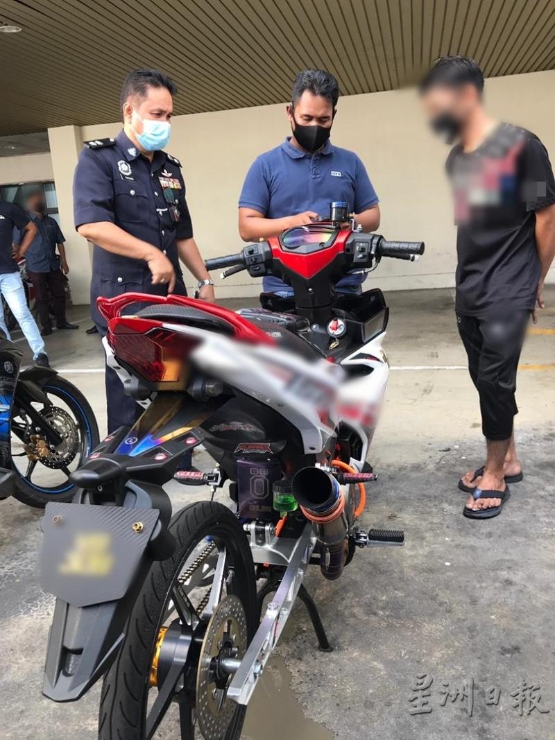 哈山巴斯里(左)询问丹尼(右一)改装摩托车的目的。