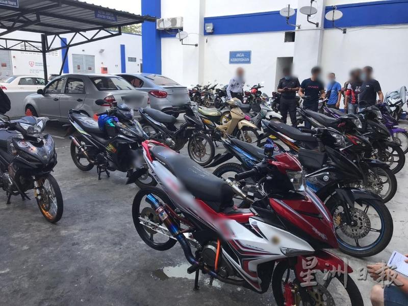 警方充公多辆涉改装的摩托车。