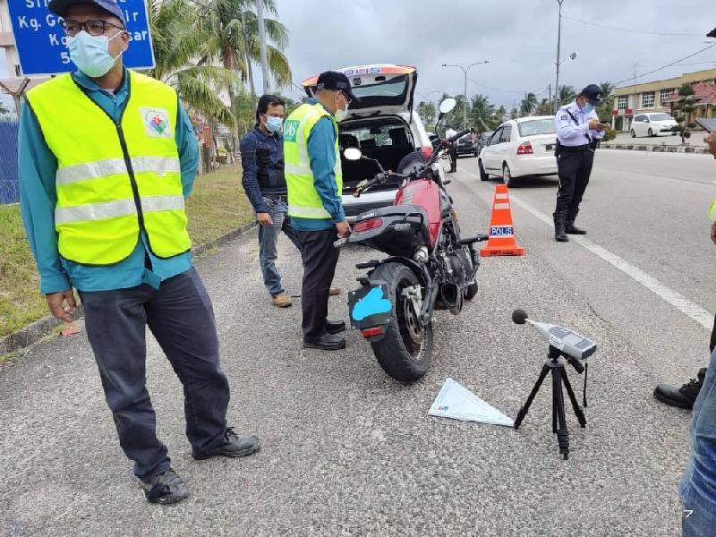 環境局執法人員在龍運一項與警方聯合的取締行動中，測試摩托車噪音及廢氣排放，以鑑定是否經非法改裝。