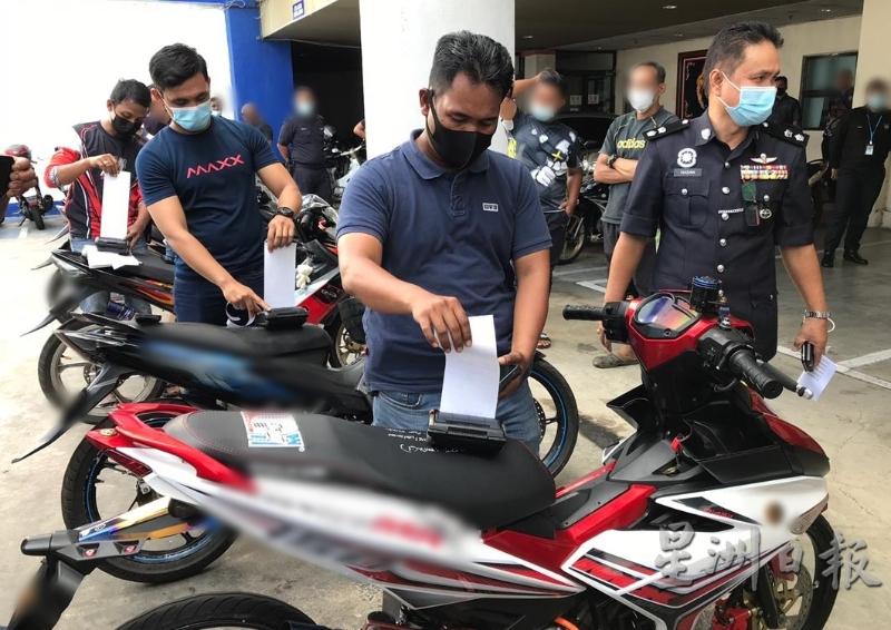 警方针对各改装摩托车的错误开出罚单。