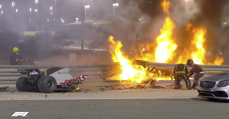 格罗斯让的赛车在高速撞击护栏后一分为二，并因油供连接口撕裂，而引发剧烈火势。（F1官网照片）