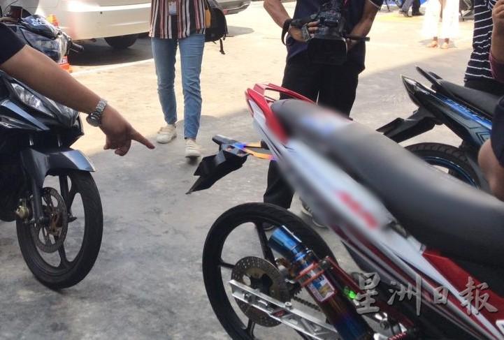 改装后的摩托车排气管,能够发出类似于鞭炮的声响。