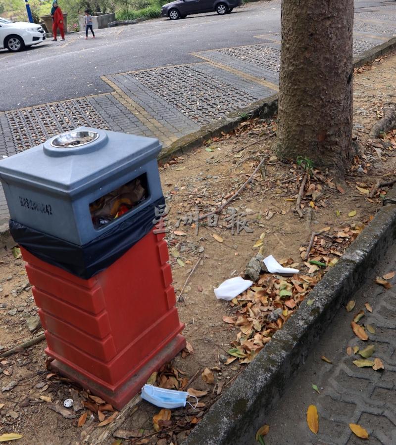 即便有垃圾桶在旁，民众也懒惰把废弃口罩扔进垃圾桶。

