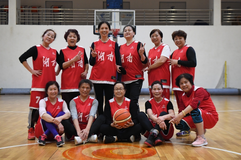 平均年龄60岁的湖南“飞跃”女子篮球队部分队员合影。　　