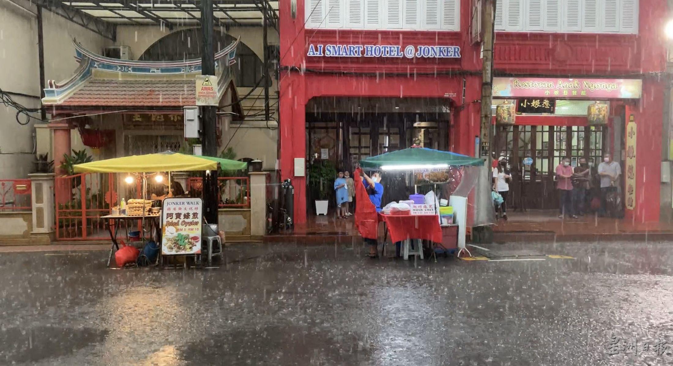 鸡场街在傍晚6时许开始下雨，但小贩们并未马上离开，等待着雨过天晴。