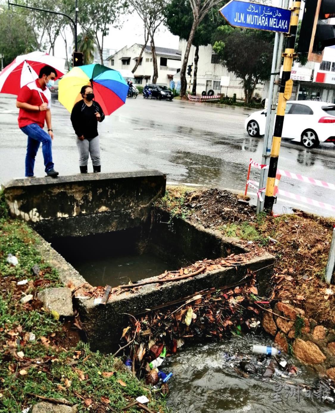 郭子毅（左起）连同助理爱丽丝视察新马六甲花园的沟渠时，发现除了沟渠内外都堆积不少垃圾。