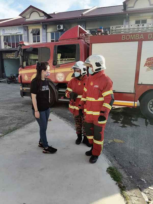 黄诗怡（左）向消拯员了解火灾情形。
