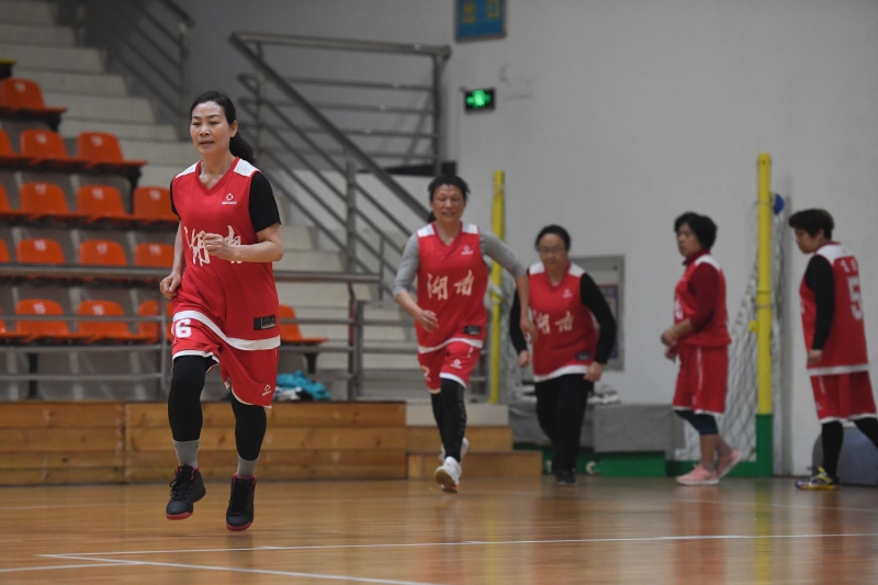 女子篮球队并非打打养生球，而是专业训练。