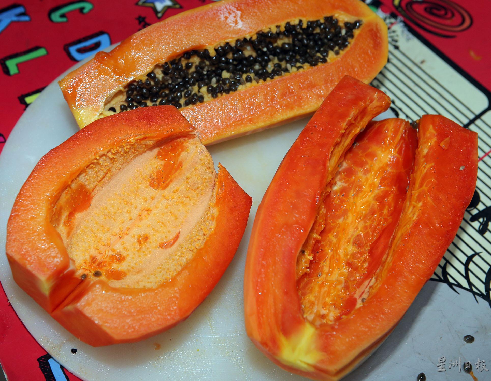 红妃木瓜的果肉比本地木瓜更为鲜艳，母株的果实（前左）没有经过授粉所以没有种子。前右为椭圆形的红妃木瓜，后为本地一尺瓜。

