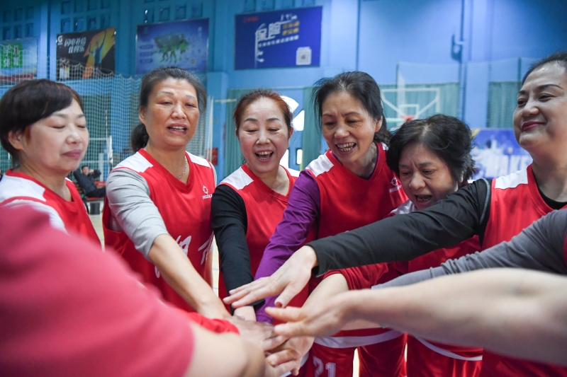 湖南女子篮球队队员在训练前互相鼓励。