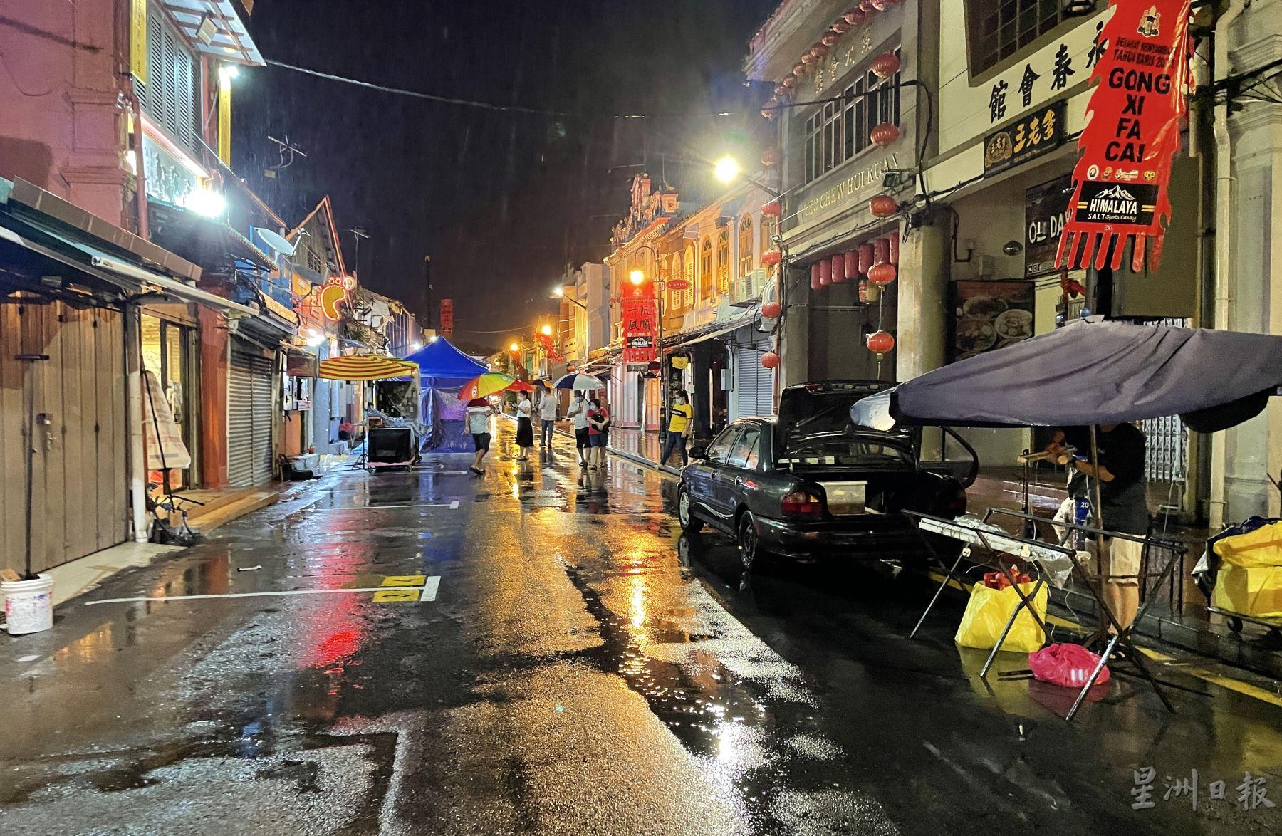 倾盆大雨洗涤鸡场街文化坊，为小贩带来满满的“水”。