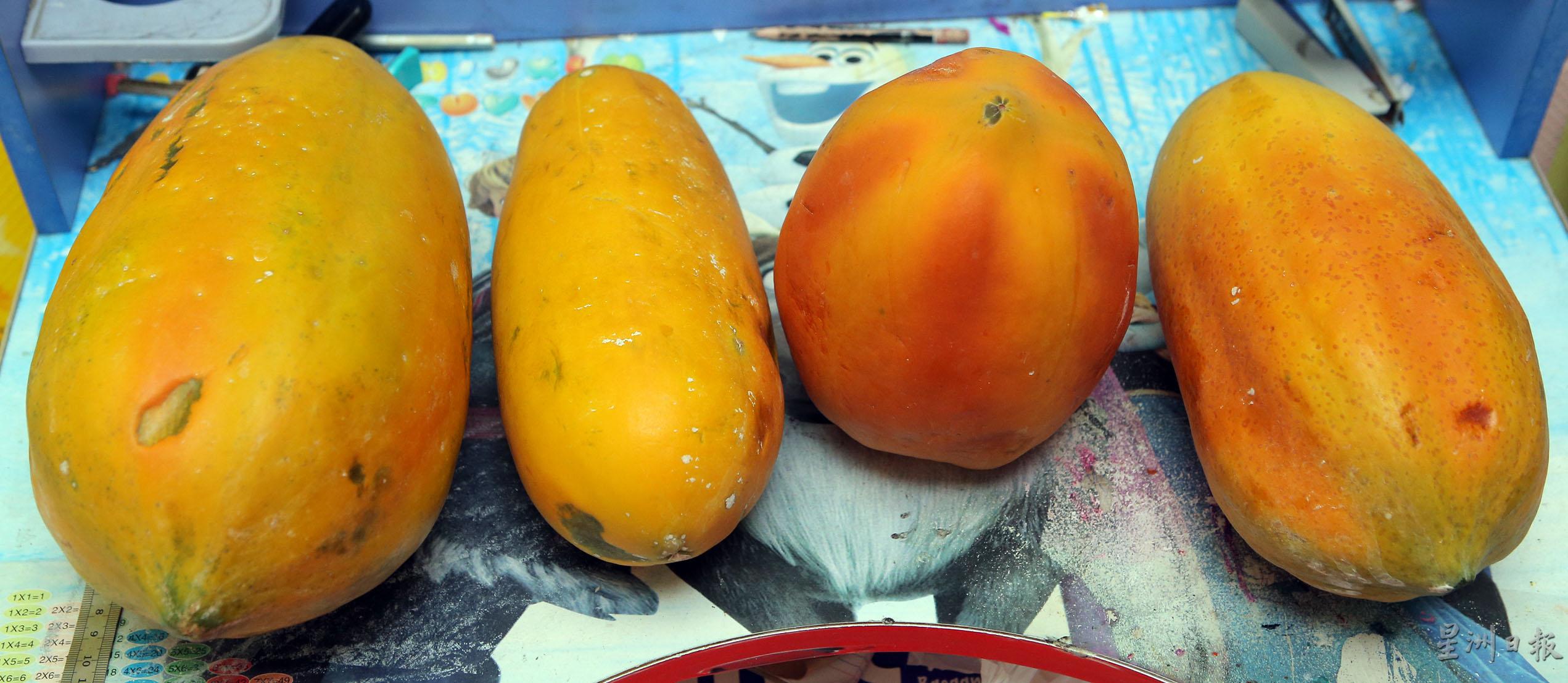 台湾红妃木瓜和本地木瓜放在一起比较，红妃木瓜的色泽明显更红润漂亮。左边两粒为本地木瓜，右一为椭圆形红妃木瓜，右二为圆形红妃木瓜。

