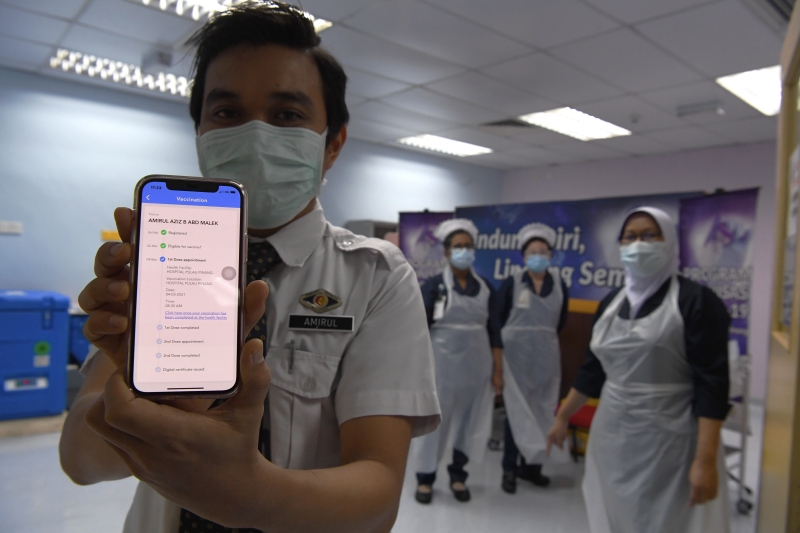 一名医护人员在接种第一剂疫苗当天，分享他的MySejahtera手机应用程式页面。

