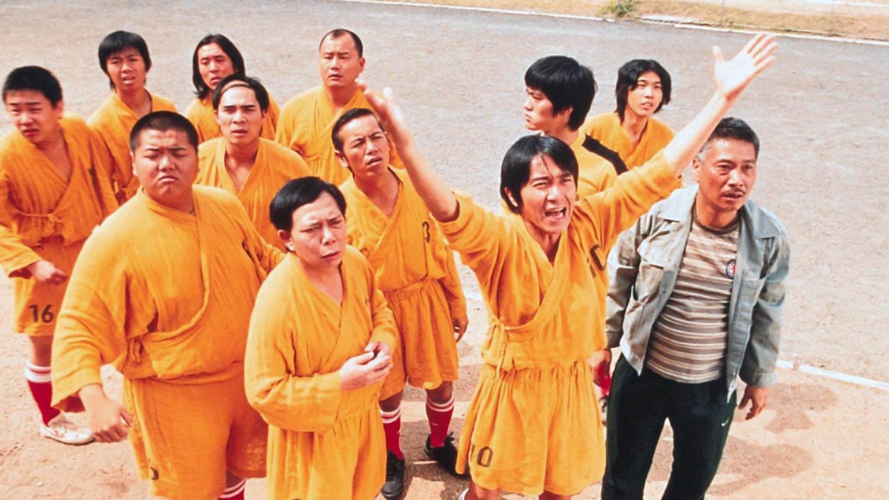 林子聪（第2排左一）于《少林足球》饰演六师弟与吴孟达（前排右一）结缘，两人因有共同兴趣，私下也时常联系。


