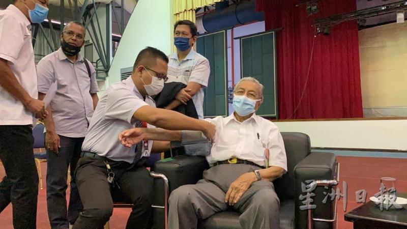 96岁的马哈迪接种冠病疫苗。
