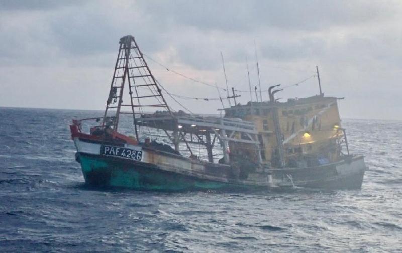 越南渔船在我国海域进行非法捕鱼活动。