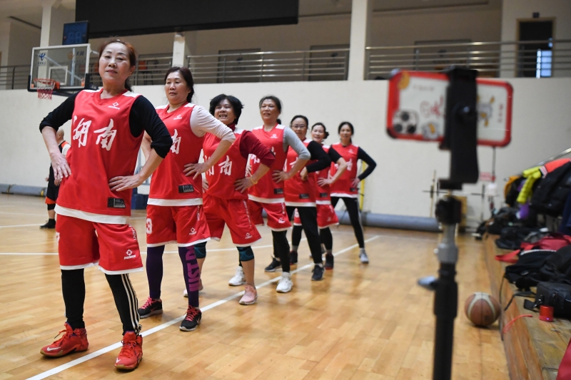 女篮队员在训练时用手机录制视频留下记录和美好时光。