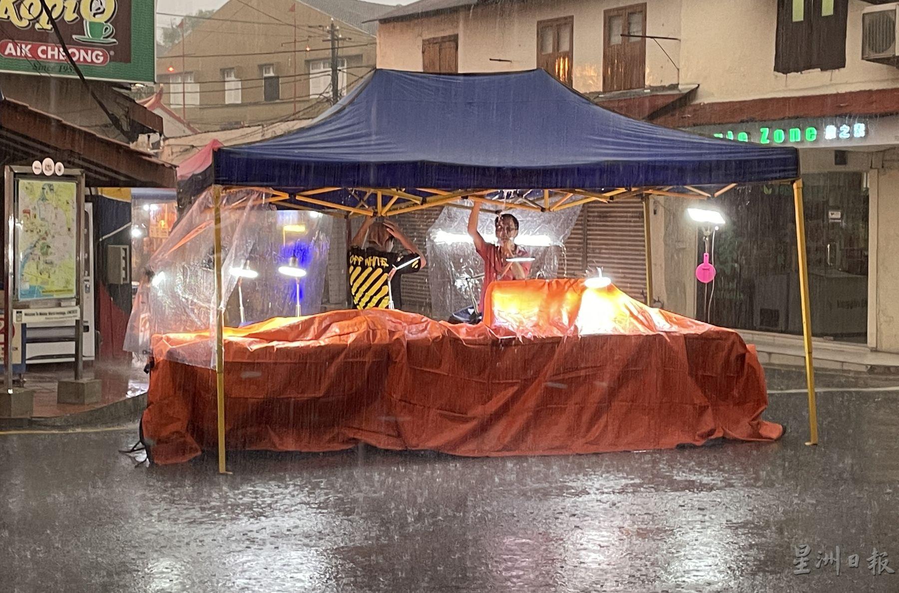 夜市重启首日下了一场“吉祥雨”，小贩们仍在雨中做生意。