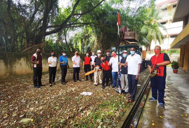 园艺特工团队前往巴生港口拉惹莫达慕沙淡小，完成砍伐树木工作。左二为谢秀。