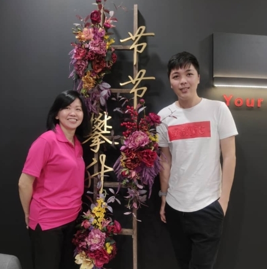 刘金兰牧师（左）大力支持短片拍摄，希望传达“爱”的信息，右为短片导演之一杨志伟。

