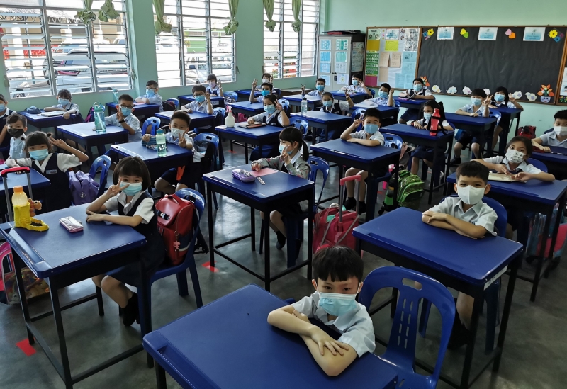 华民学校全校出席率高达97.3%，所有学生都戴著口罩上课。（图：星洲日报）