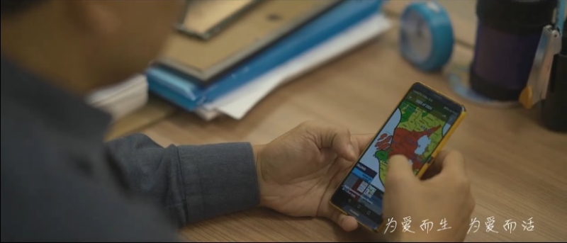 短片其中一幕镜头是男主从手机上的网闻阅读了冠病病毒在中国武汉爆发的消息。

