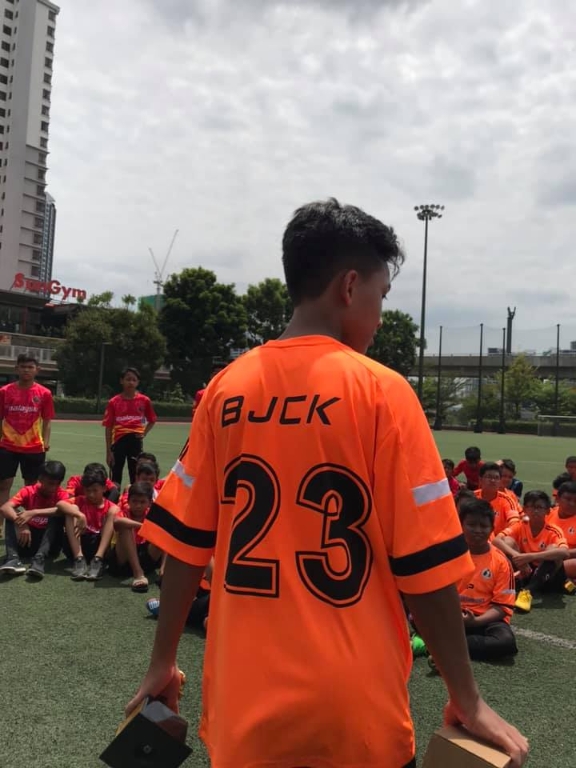 孩子穿上印有秋杰街头书坊缩写的球衣，在足球赛14岁以下组别荣获亚军。