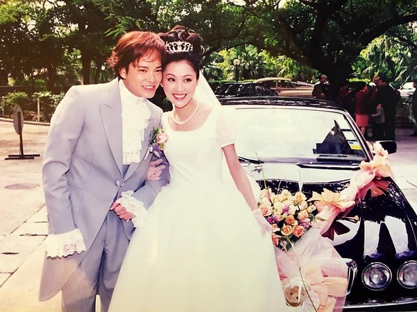 梁小冰庆祝结婚21周年，晒出当时的婚礼照。