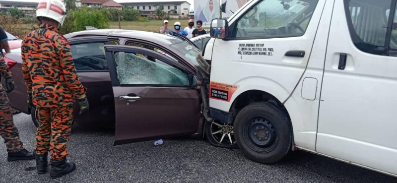 猛烈的撞击力导致轿车车头严重受损。