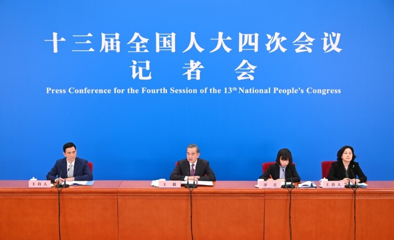 中国国务委员兼外交部长王毅（左二）出席人大记者会。（新华社照片）