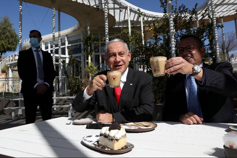 以色列宣布开放餐饮场所，总理内坦亚胡在耶路撒冷一家咖啡馆用餐。（图：法新社）
